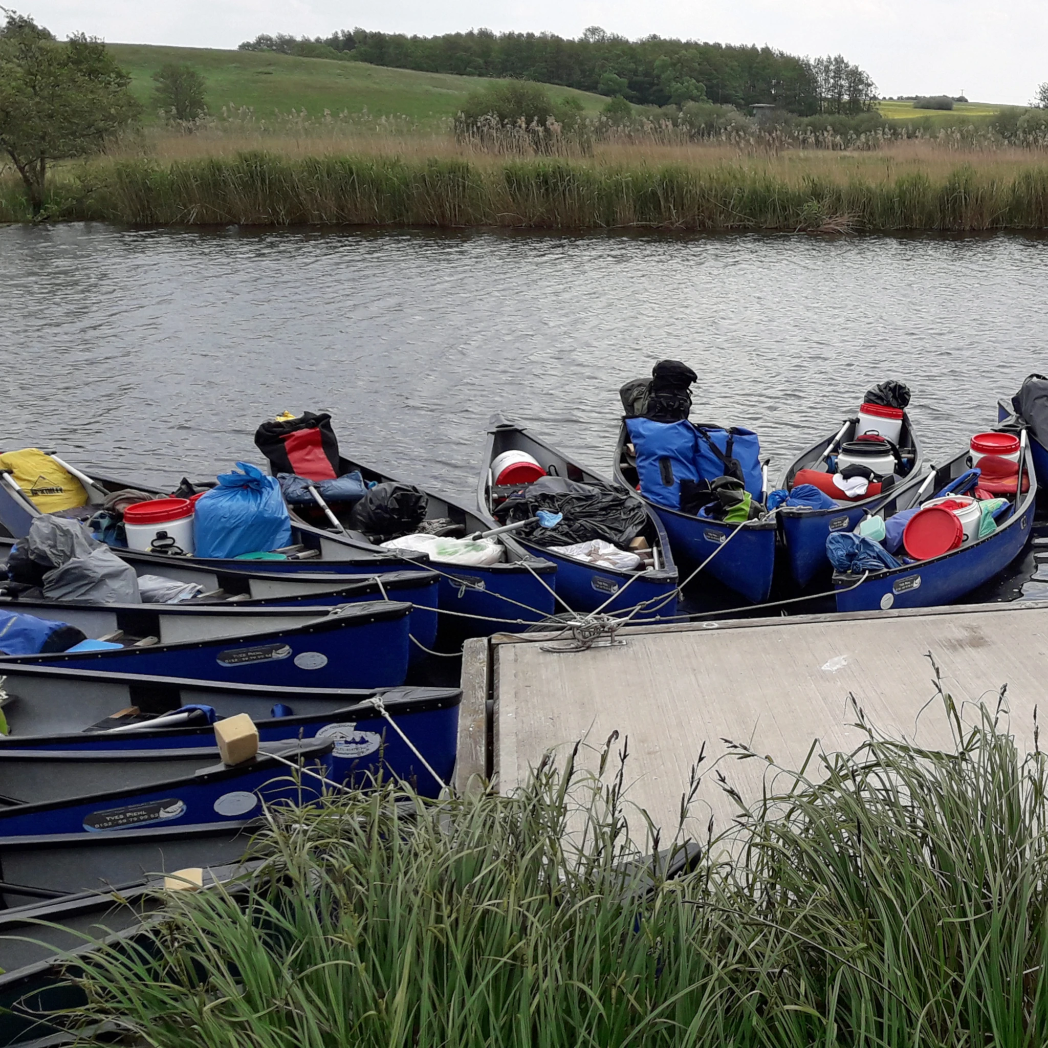 Kanus im Wasser an einem Steg